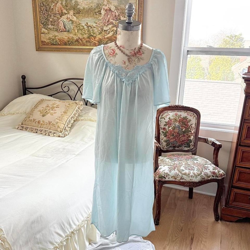 70s Quiet Moments baby blue nightgown fits‎ like a large